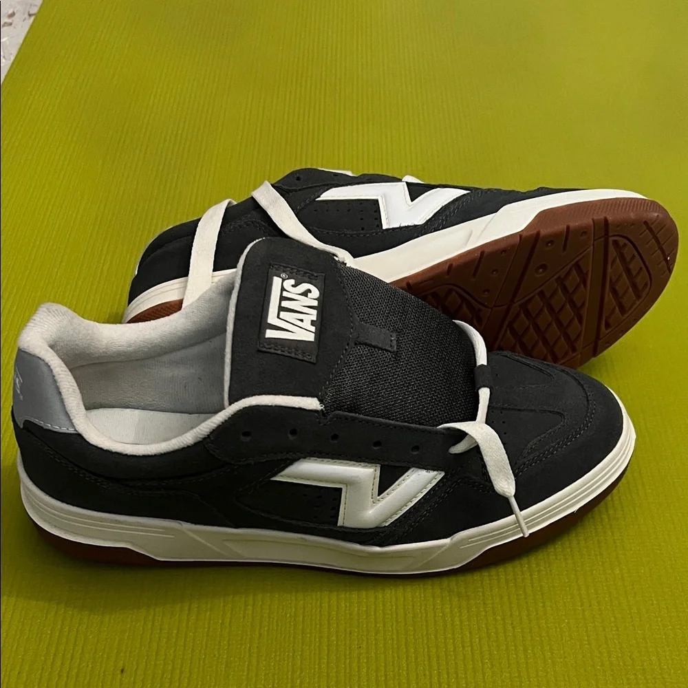 Vans Black and White Men's Sneakers - Picture 1 of 8